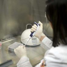 Mujer en un laboratorio