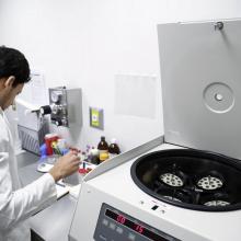 Hombre en un laboratorio químico