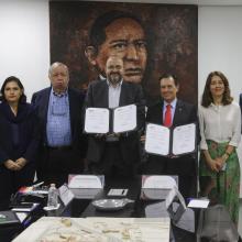 Autoridades mostrando el convenio firmado