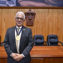 Doctor Eduardo Santana con su medalla