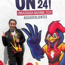 Estudiante UdeG con medalla