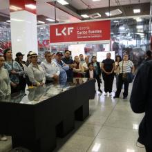 Personas recorriendo las instalaciones del Centro Cultural Universitario