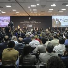 Asistentes al evento dentro del auditorio central del CUCEA