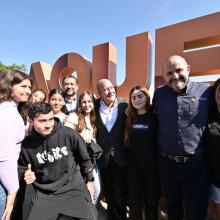 Rector con estudiantes del CUTlaquepaque