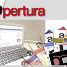 Computadora portatil a un lado de revistas apertura