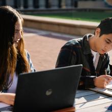 Jóvenes usando computadora