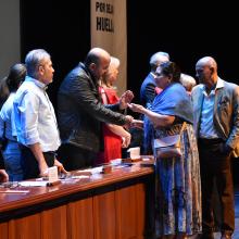 Ma. Guadalupe Carranza, recibiendo su reconocimiento