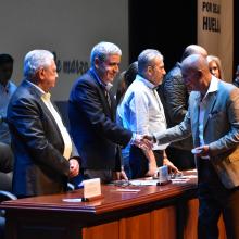 José Manuel Díaz, recibiendo su reconocimiento