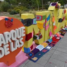 Letras de Parque de las Niñas y los niños con cuadritos de tejido