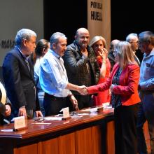 María Dolores Lara, recibiendo su reconocimiento