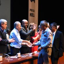 Fermín Prieto Ruíz, recibiendo su reconocimiento