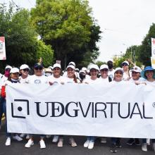 Personas sostienen una lona que dice UDGVirtual