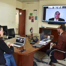 Egresado durante la presentación de proyecto