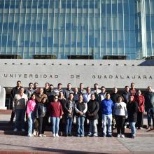 Foto grupal de los docentes afuera del edificio de la UdeG