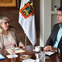 La Rectora del Sistema de Universidad Virtual, Dra. María Esther Avelar Álvarez y el presidente del municipio de Tecolotlán, Lic. Arturo Eliud Saldaña Vázquez 