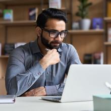 Hombre frente a una Laptop