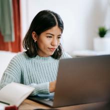 Estudiante frente a una laptop