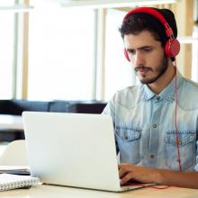 Joven usando computadora