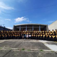 Fotografía grupal de egresados con la madrina de generación y coordinadoras de carrera