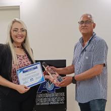 Angélica Villegas recibiendo premio