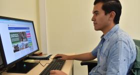 Estudiante frente a computadora