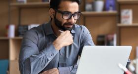 Hombre frente a una Laptop