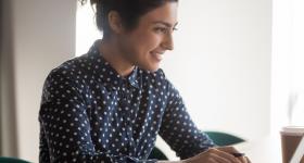 Mujer utilizando una laptop